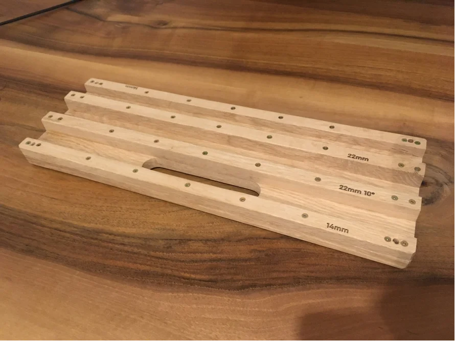 Holzstück mit Griff und Markierungen