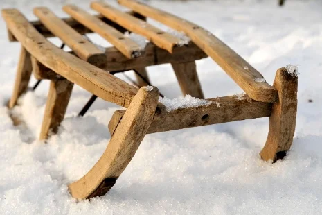 Hölzerner Schlitten im Schnee
