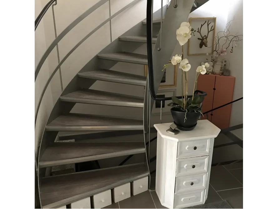 Gewendelte Treppe mit grauen Stufen