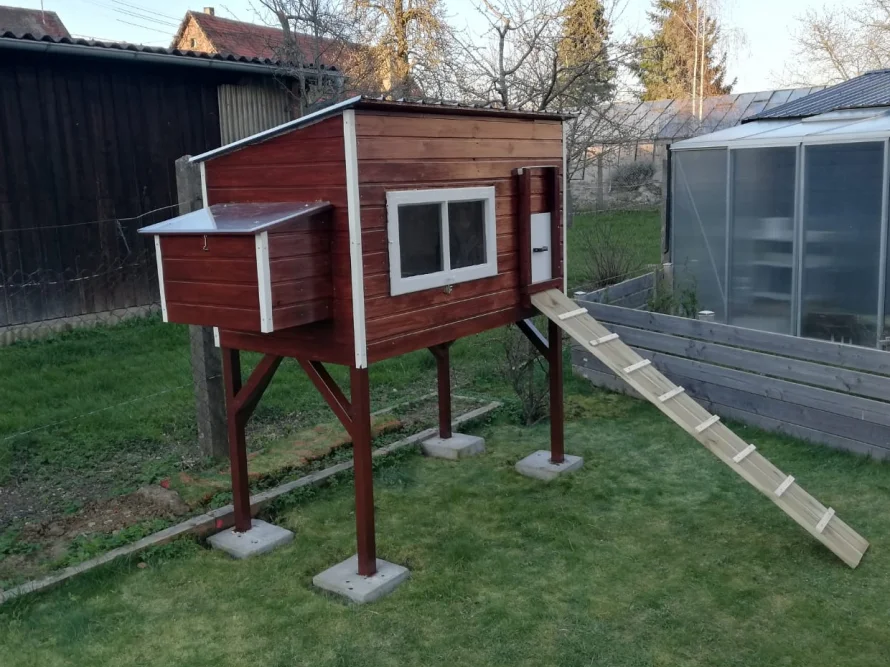 Hühnerstall aus Holz auf Stelzen