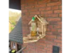 Ein aus Holz gefertigter Getränkeschrank für die Wand.
