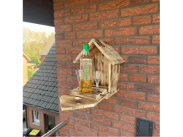 Ein aus Holz gefertigter Getränkeschrank für die Wand.