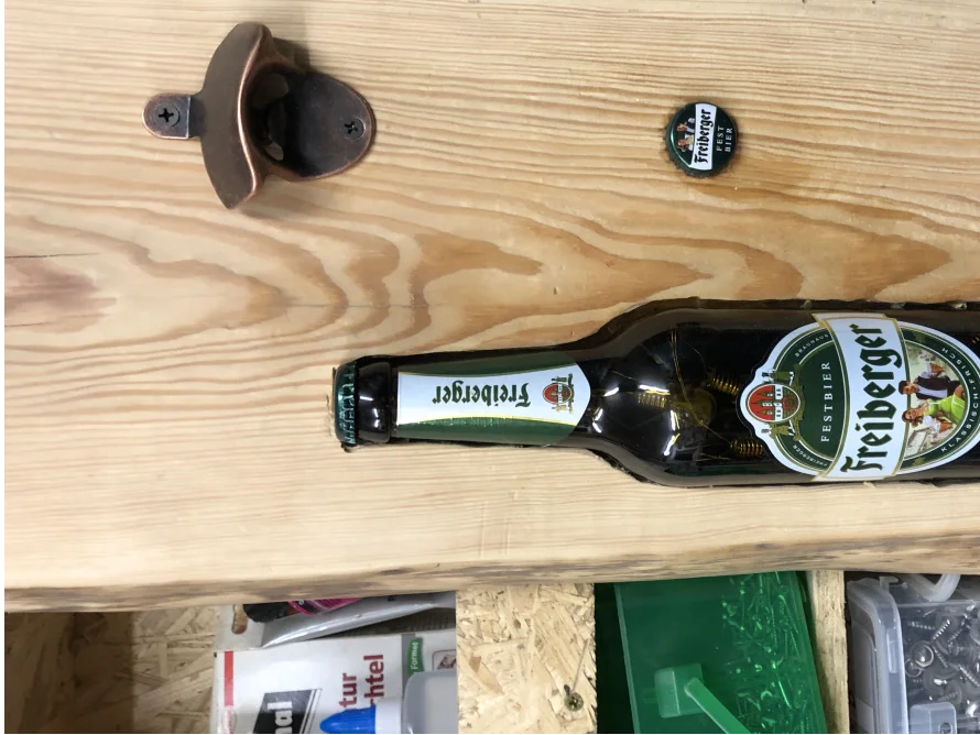 Flasche in Holzbrett mit Flaschenöffner