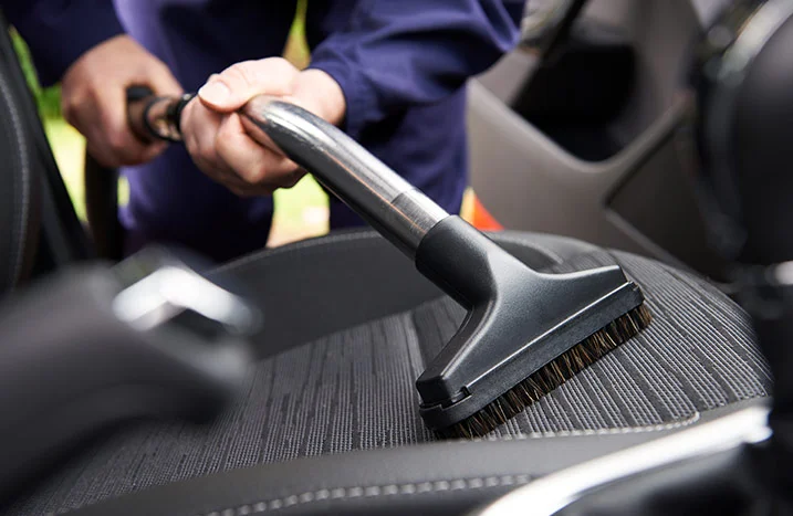 Autositzreinigung mit Staubsauger