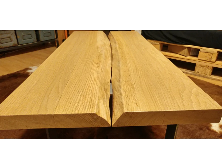 Holztisch mit natürlicher Baumkante
