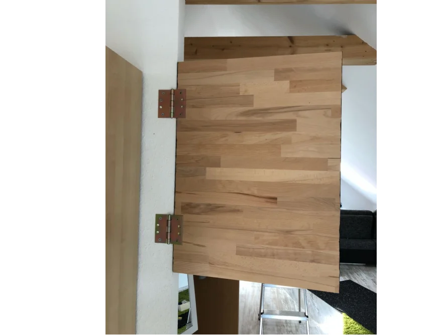Holztür mit Scharnieren
