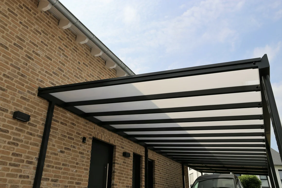 Moderner Carport an Backsteinhaus