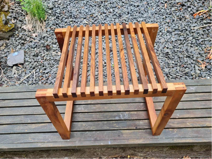 Holzhocker mit Lattenrost