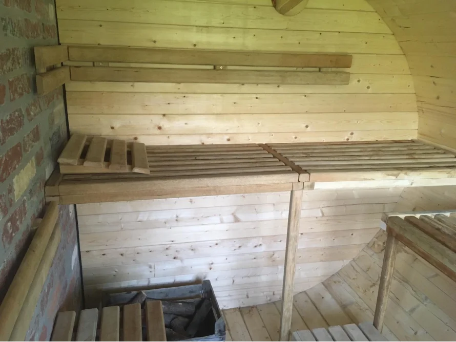 Innenraum einer Sauna aus hellem Holz