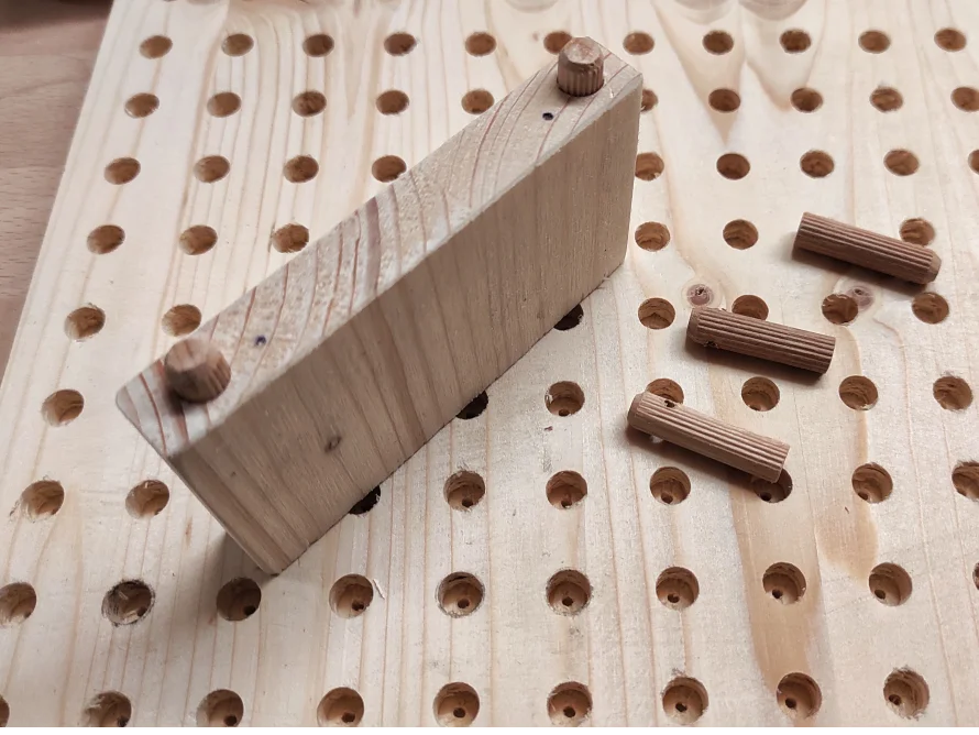 Holzdübel auf Lochplatte