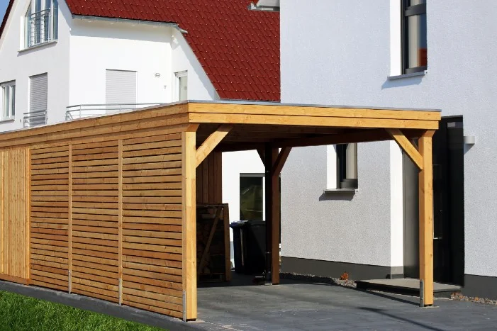Holzcarport vor einem Haus