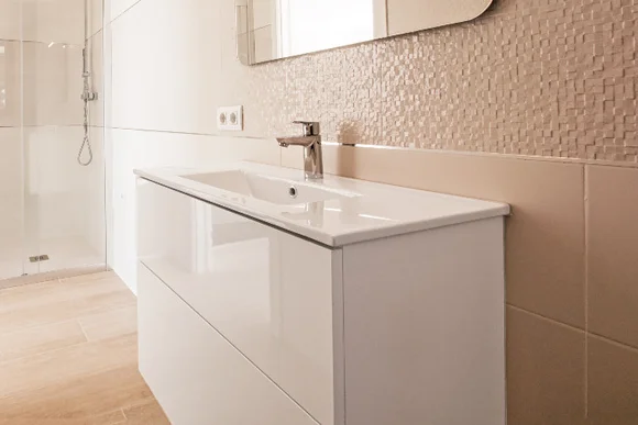Modernes Badezimmer mit Waschbecken