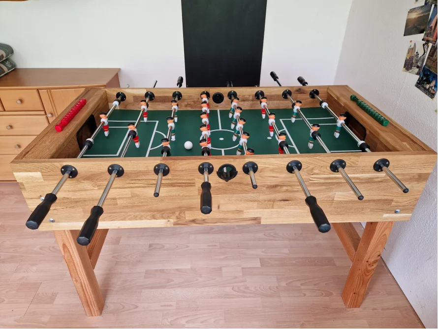 Tischfußballtisch aus Holz