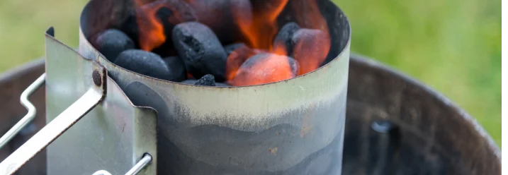 Glühende Holzkohle im Anzündkamin