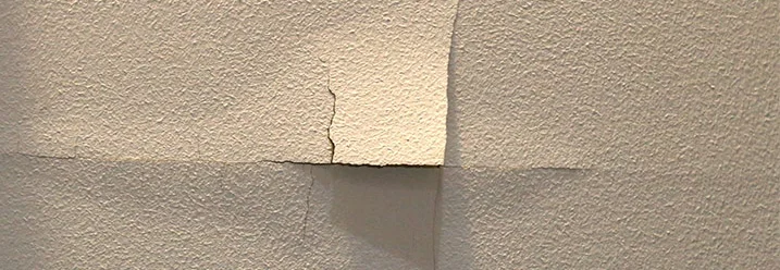 Abblätternde Tapete an der Wand