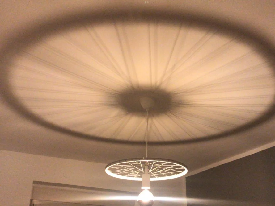 Deckenlampe mit Fahrradschirm