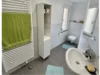 Modernes Badezimmer mit Dusche und WC