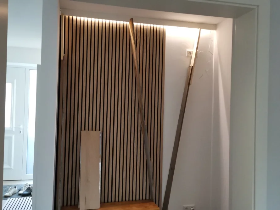 Holzlatten an Wand