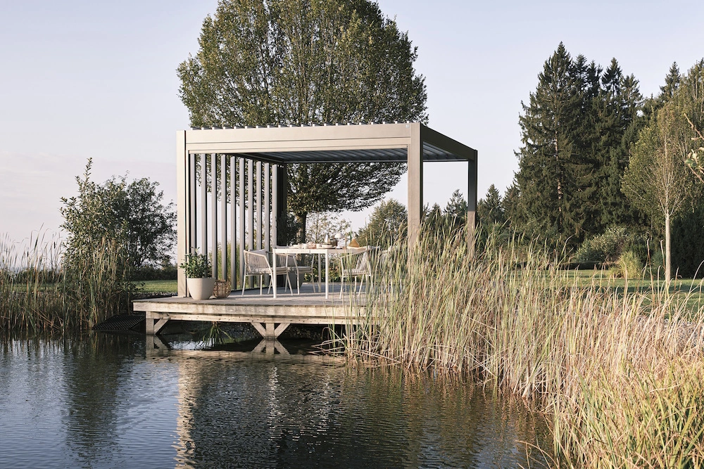 Eine Biohort Pergola in einem Garten
