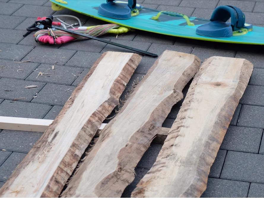 Drei unbehandelte Holzbretter