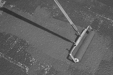 Boden mit Farbroller streichen