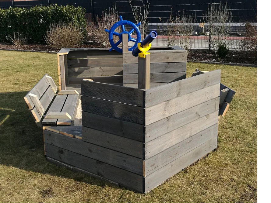 Spielschiff aus Holz