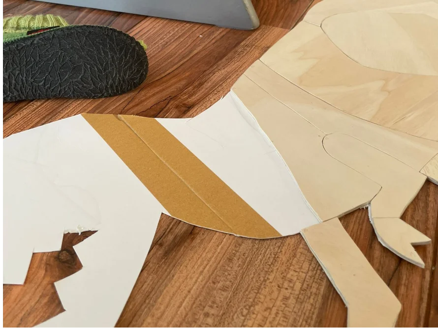 Einzelteile eines Holzaufbaus mit Klebeband