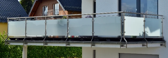 Moderner Balkon mit Glasgeländer