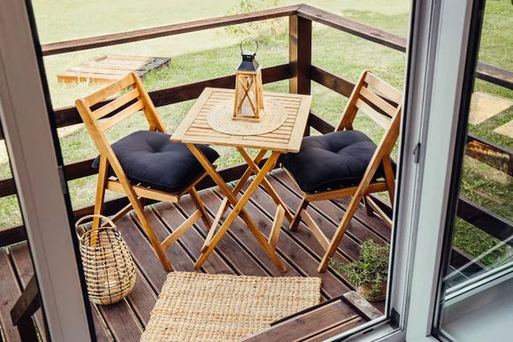Gemütlicher Balkon mit Stühlen und Tisch
