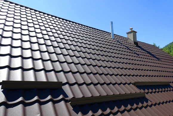 Braunes Metalldach mit Dachfenster
