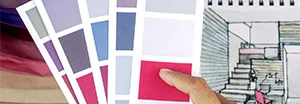 Person wählt Farbe von Farbkarte