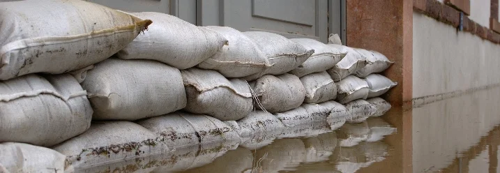 Sandsäcke schützen Haus vor Hochwasser