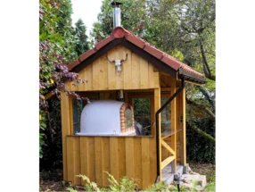 Holzofen in Gartenhütte