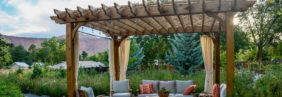 Pergola mit Möbeln