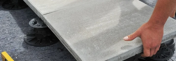 Person verlegt Terrassenplatten