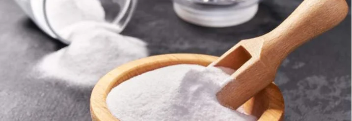 Soda-Pulver in Holzschale mit Holzlöffel
