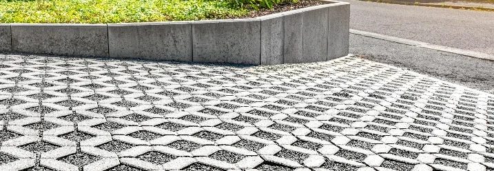Gepflasterte Einfahrt mit Blumenbeet