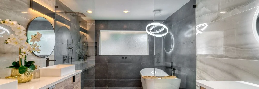 Modernes Badezimmer mit grauen Fliesen