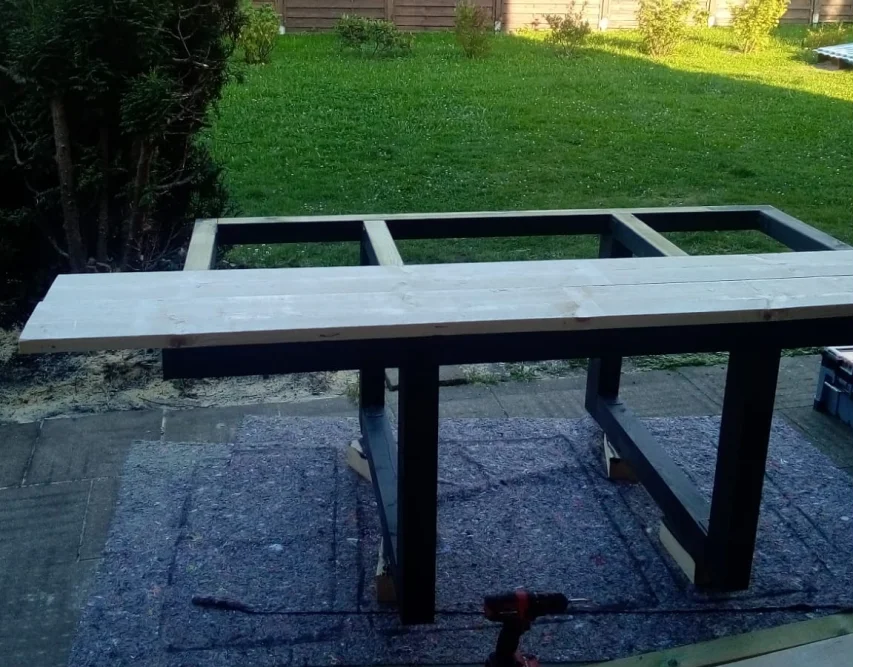 Holztisch im Bau