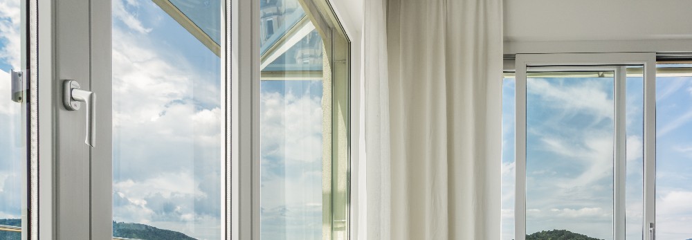 Offene Fenster mit Blick auf den bewölkten Himmel