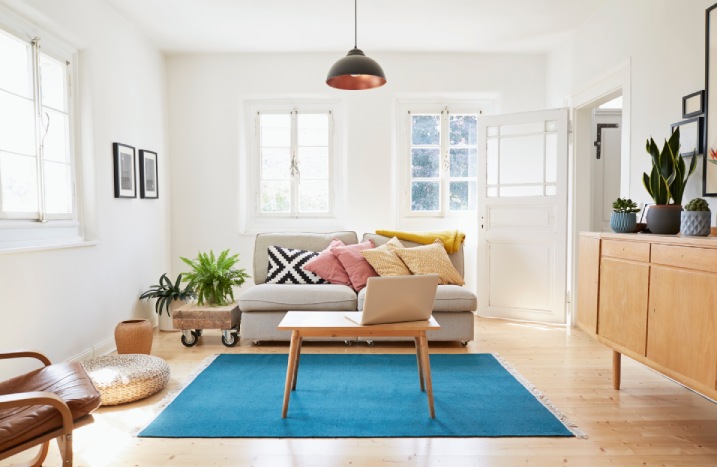 Helles Wohnzimmer mit blauem Teppich