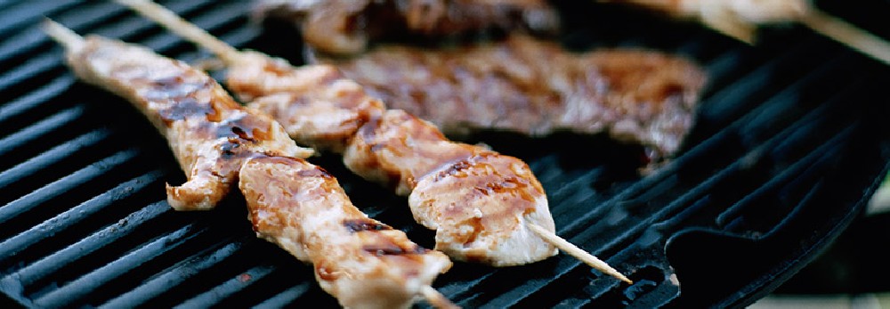Fleischspieße auf einem Grill