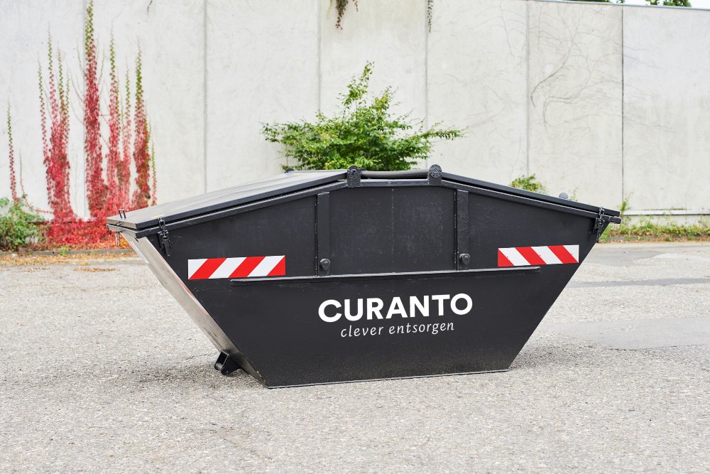 Großer schwarzer Müllcontainer