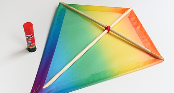 Bunte Drachenfläche mit Holzstäben