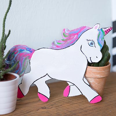 Bemaltes Einhorn aus Pappe